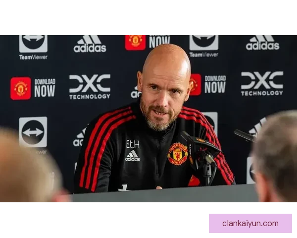 滕哈赫的控场策略助力球队战术水平提升，成为战术大师的典范。