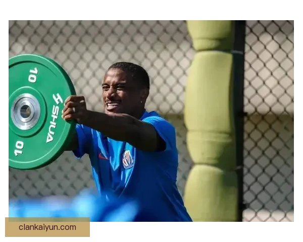 足球新锐球员近期表现稳健，备受期待